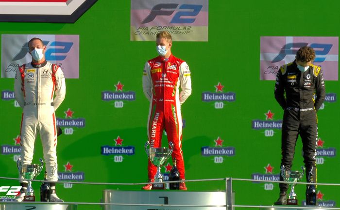 Mick Schumacher di podium pertama race 1 F2 Italia 2020, posisi kedua Luca Ghiotto dan ketiga Christian Lundgraad