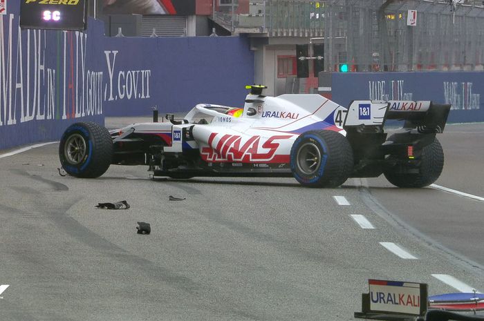 Pembalap tim Haas, Mick Schumacher tergelincir pada lintasan yang lembab saat dipandu safety car di F1 Emilia Romagna 2021
