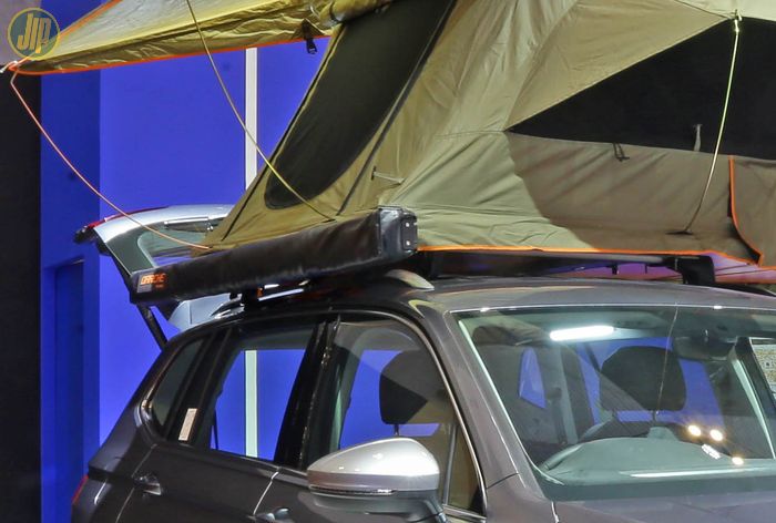 Tenda awning ikut dipasangkan pada Volksagen Tiguan Allspace ini