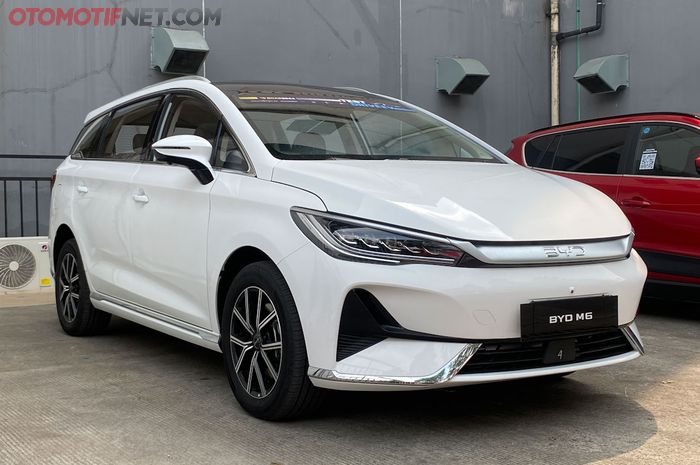 Update harga BYD M6 Superior Captain Seat 6-seater tahun 2026.