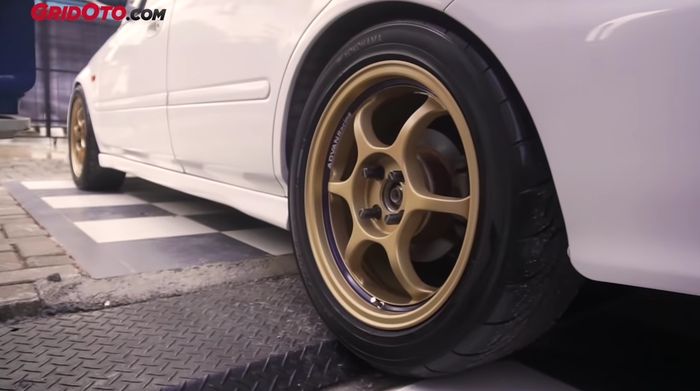 Dibalut ban Yokohama Advan Neova