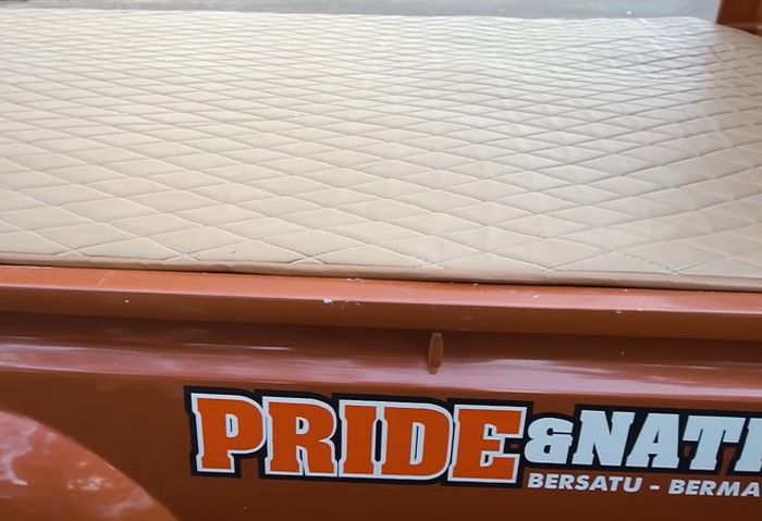 Bak belakang Suzuki Carry ST20 Truntung milik Dedik ditutup kayu berlapis busa empuk