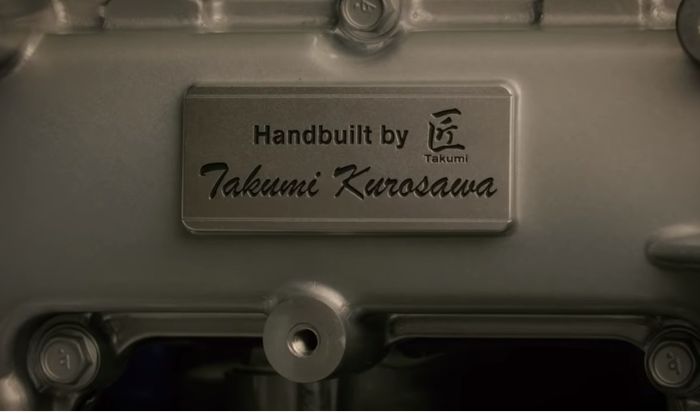 Plakat khusus di mesin GT-R R35