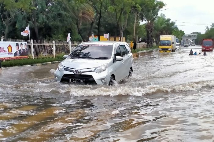 Toyota Calya terjang banjir yang diperkirakan setinggi 10 cm