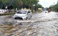 Pemilik Harus Tahu, Segini Batas Yang Aman Mobil Melewati Banjir