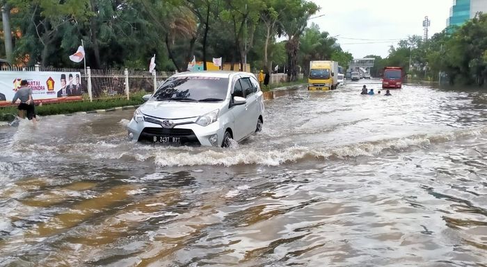 Toyota Calya terjang banjir yang diperkirakan setinggi 10 cm