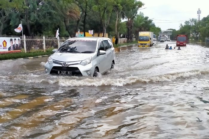 Toyota Calya terjang banjir yang diperkirakan setinggi 10 cm