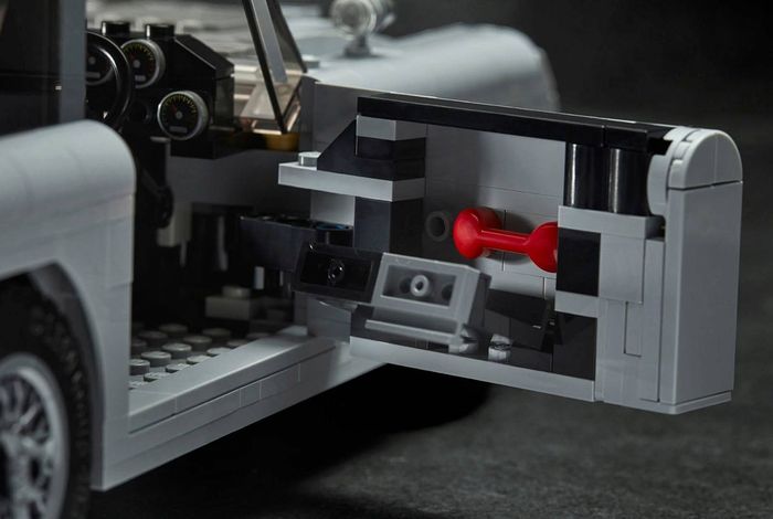 Di pintu James Bond Aston Martin DB5 menyimpan beragam keperluan agen rahasia