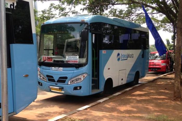 Salah satu bus pengumpan atau feeder yang disediakan Pemprov DKI Jakarta