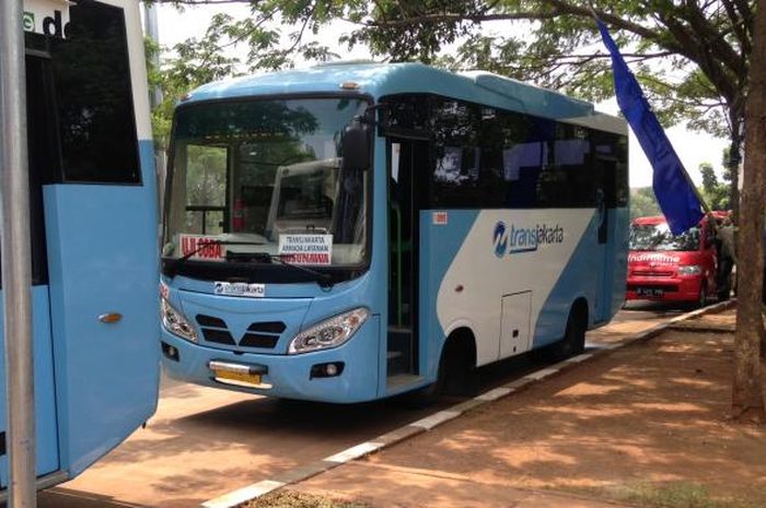 Salah satu bus pengumpan atau feeder yang disediakan Pemprov DKI Jakarta