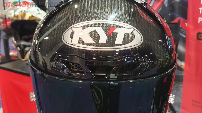 Salah satu ventilasi KYT KX-1 Race ada di bagian atas visor