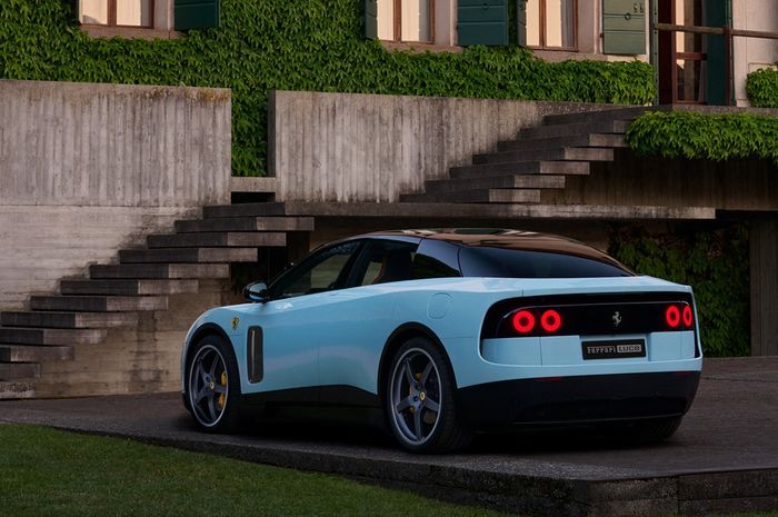 Tampak belakang Ferrari Luce.