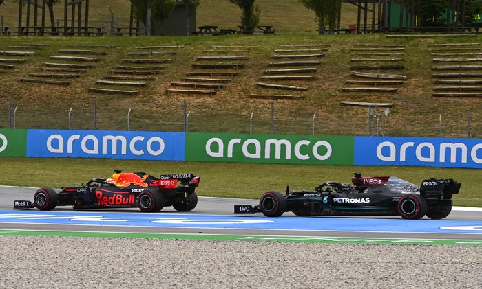 Lewis Hamilton sudah membicarakan sayap belakang mobil Red Bull di F1 Spanyol 2021