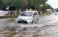 Ada Cara Mobil Matik Terjang Banjir, Kalau Air Setinggi Ini Mending Putar Balik