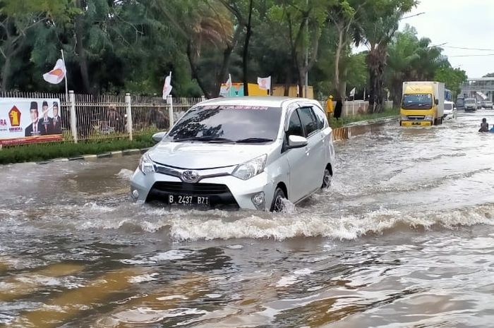 Ilustrasi mobil terjang banjir