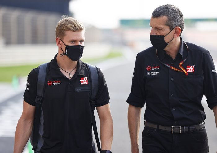 Mick Schumacher dan bos tim Haas, Gunther Steiner
