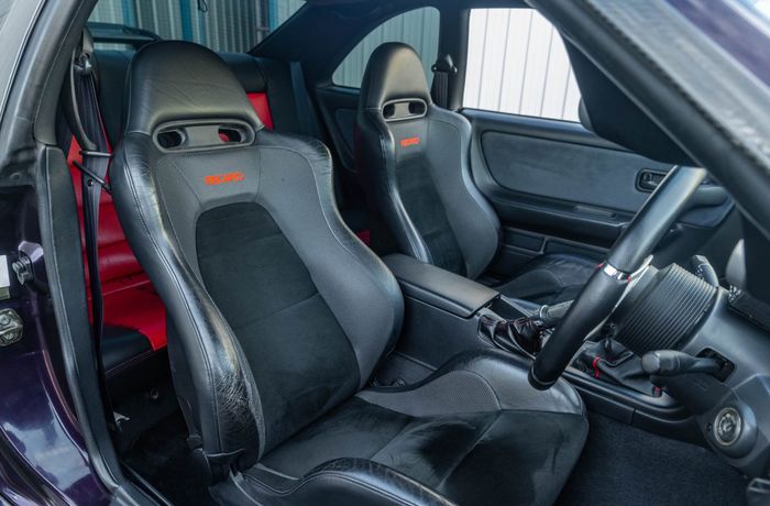 Tampilan kabin modifikasi Nissan Skyline GT-R R33 V-Spec