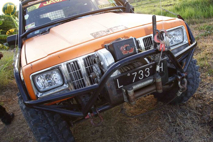 Bemper depan Jeep Cherokee ini custom terintegrasi dengan exo cage, dipasangi winch Warn 8274. 