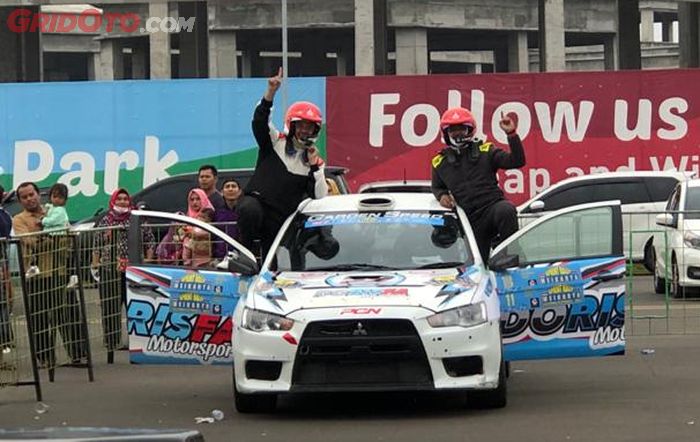 Rifat Sungkar (kiri) dan co-driver M. Redwan keluar sebagai juara nasional sprint rally 2019