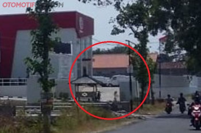 Belasan pikap terparkir di area pabrik Esemka