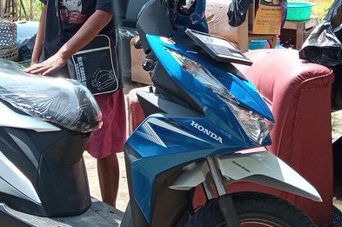 Suhartini menunjukan motor yang dia terima