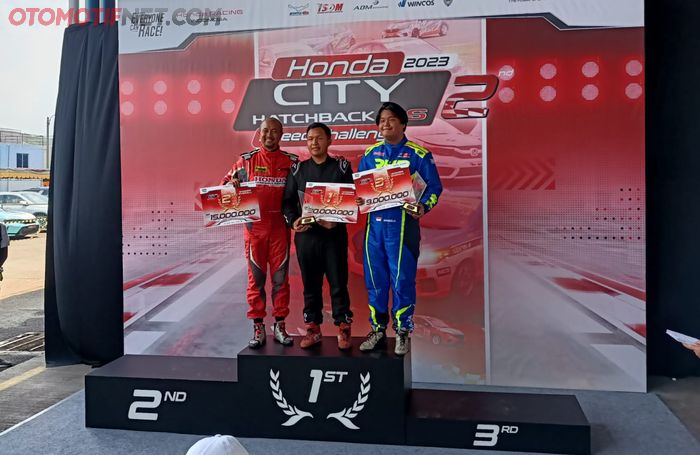 Rio SB jadi juara umum Honda City Hatchback Speed Challenge (tengah), disusul Fitra Eri (kiri) dan posisi ketiga ada Akheela Chandra 