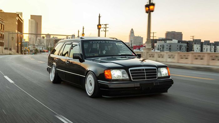 Mercedes-Benz E320 W124 tampil elegan dengan ubahan kaki-kaki