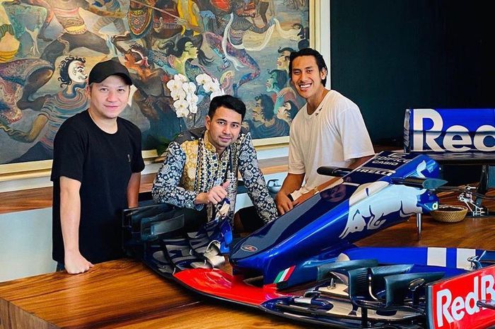 Raffi Ahmad membeli wing mobil F1 koleksi Sean Gelael disaksikan Gading Marten