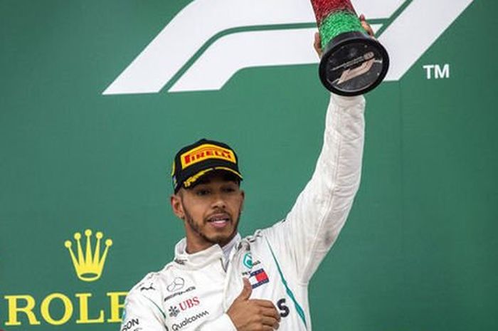 Raih kemenangan pertama musim 2018 di GP F1 Azerbaijan, Lewis Hamilton tidak menunjukkan ekspresi kegembiraan yang meledak-ledak seperti biasanya kalau menang