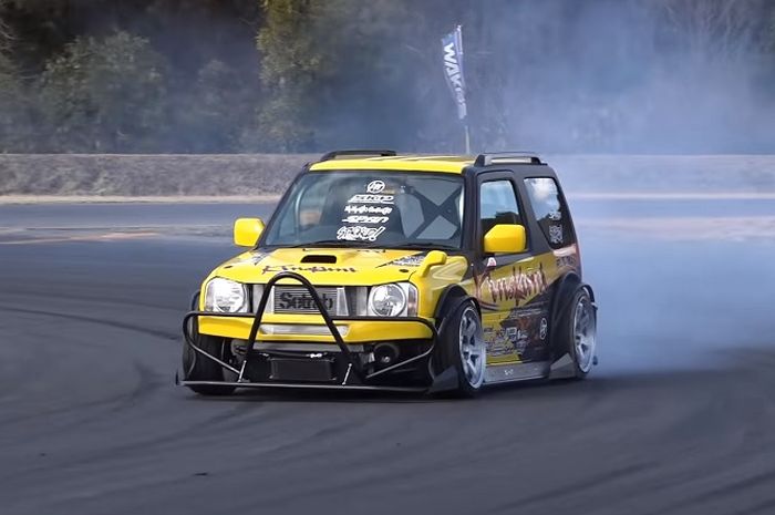 Modifikasi Suzuki Jimny Wide menjadi mobil drift