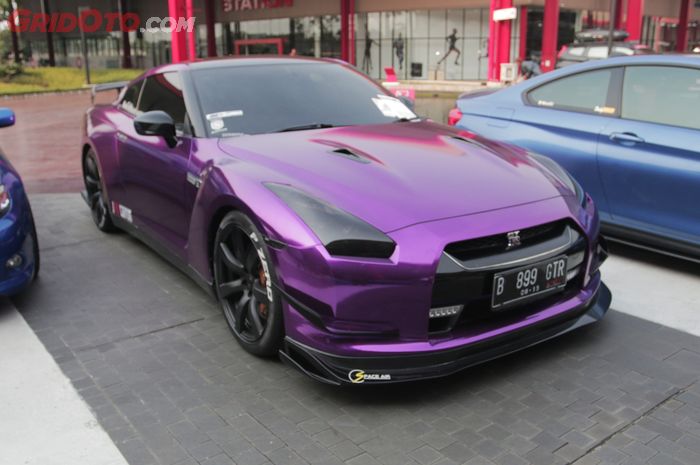Nissan GT-R dibungkus wrapping sticker warna ungu