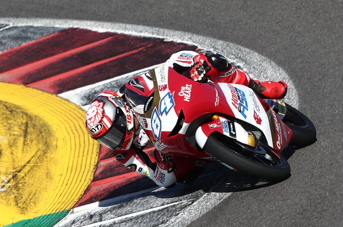 Pembalap Indonesia, Mario Aji saat menjalani tes pramusim Moto3 2022 di sirkuit Algarve, Portimao, Portugal