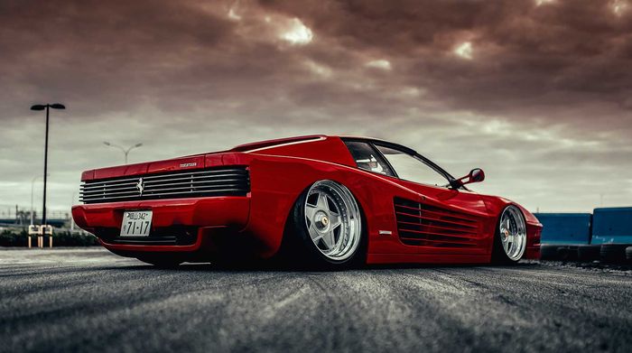 Tampilan eksterior Ferrari Testarossa dengan tongkrongan kandas