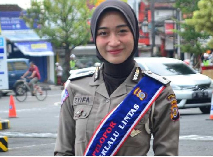 Syifa Putri juga merupakan seorang Polisi Wanita (Polwan) yang bertugas di Yogyakarta dan mantan atlet voli