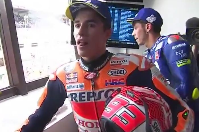 Marc Marquez membelakangi Valentino Rossi