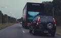 Street Manners: Jangan Asal, Ini Cara Benar Menyalip Kendaraan Besar