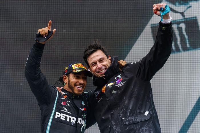 Lewis Hamilton dan bos tim Mercedes Toto Wolff di podium F1 Turki 2020
