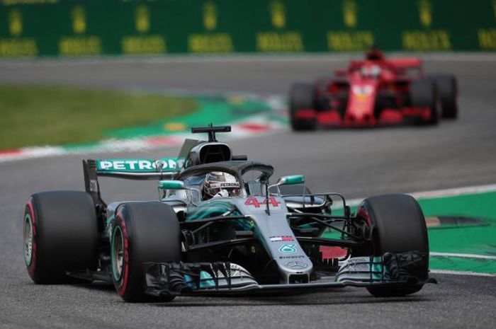 Lewis Hamilton perlebar jarak dengan Sebastian Vettel