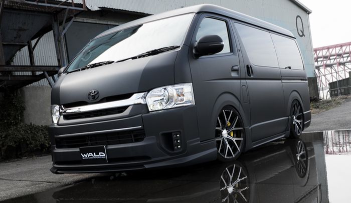 Tampilan depan modifikasi Toyota HiAce lama garapan Wald International