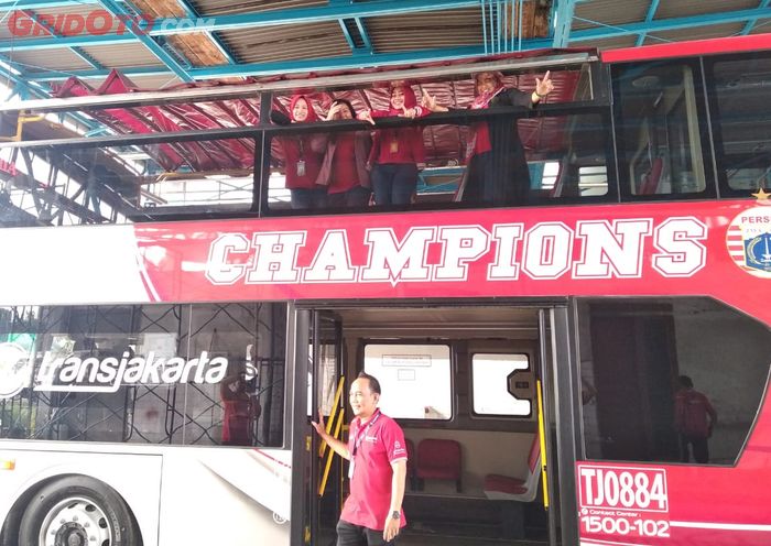 Pegawai Trans Jakarta turut berfoto di dalam bus Persija