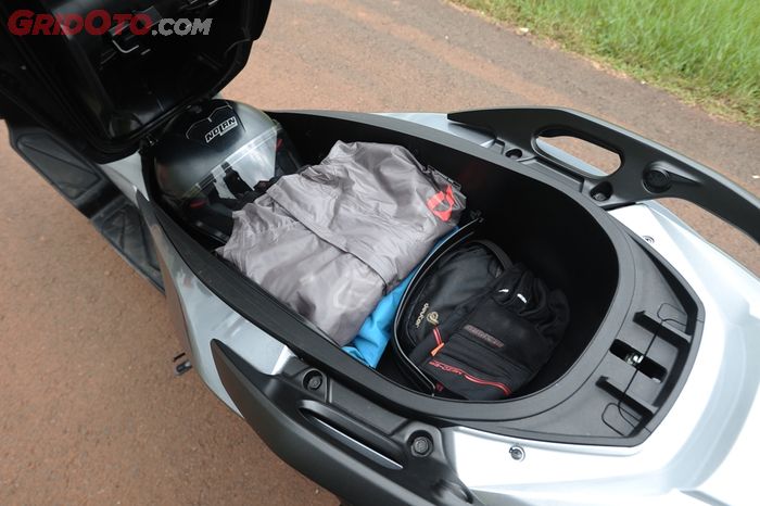 Bagasi Honda Forza bisa muat 2 buah helm dan ada sekatnya