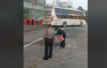 Kapok, Penumpang Bus PO Sedya Mulya Dihukum Mengosek Aspal Terminal Karena Ini