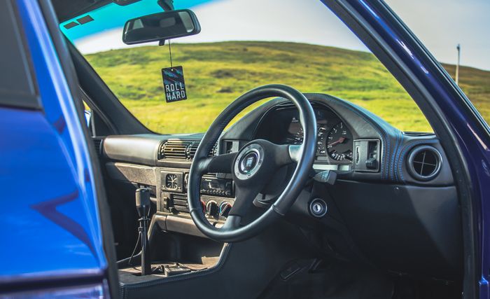 Setir copotan Subaru Impreza WRX STI terpasang di kabin BMW Seri-5 E34
