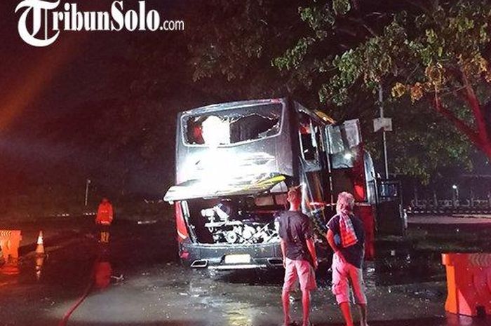 Bus AKAP Agung Sejati dilalap si jago merah di Wonogiri pada Selasa (17/01/2023).