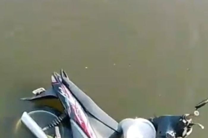 Honda Supra Fit dan sesosok mayat ditemukan warga telentang di sebuah tambak