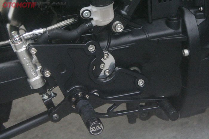 Footstep BMW K1100LT ini juga buatan RCW, ada logo di ujungnya