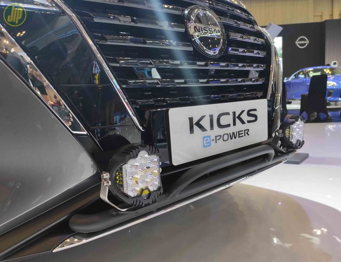 Nissan Kicks dipasangi fog lamp tambahan dengan bracket pipa yang simpel.