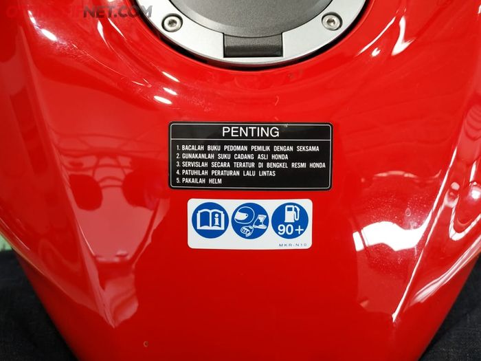 Label peringatan di tangki Honda CBR1000RR-R tertera lambang bensin dengan angka 90+
