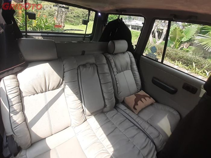 Jok penumpang belakang Kijang Kapsul custom retrim ala sofa