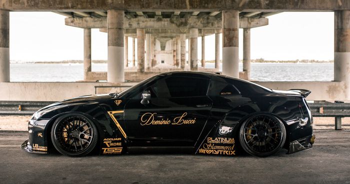 Tampilan sammping Nissan GT-R R35 pakai body kit Liberty Walk